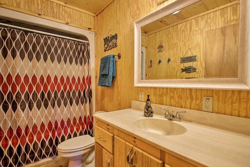 Broken Bow Cabin w/ Hot Tub, Near Hiking + Fishing