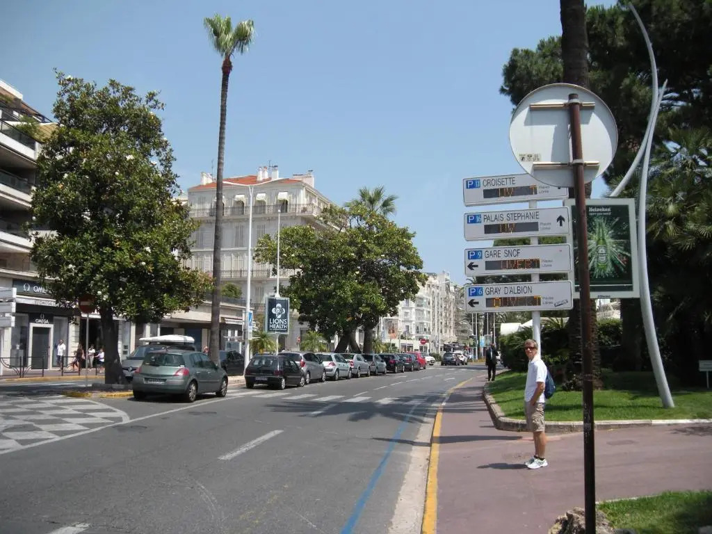 Nature 2 pièces 3 étoiles calme plein centre cannes 5 mn des plages et Palais