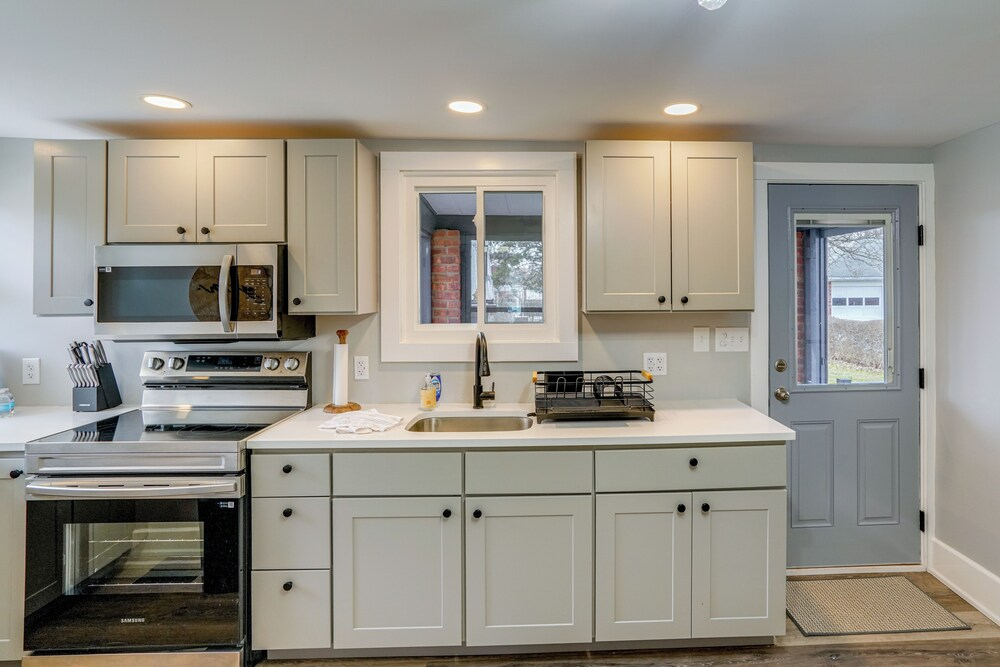 4 Mi to Waterfront: 2-unit Combo in Kingston!
