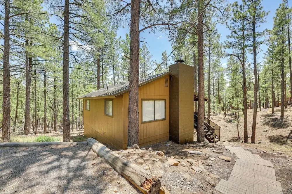 Covered Deck & Grill: Cozy Greer Hideaway!