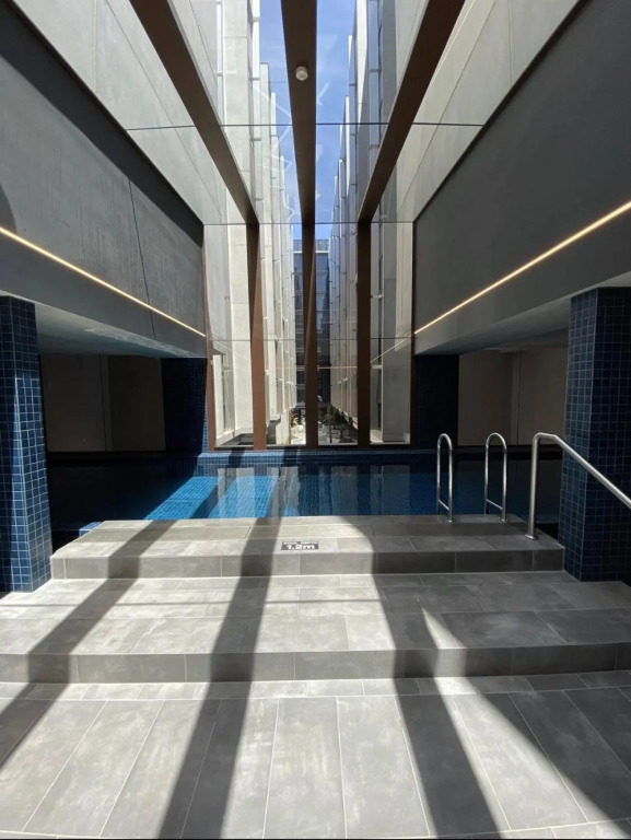 Midnight Luxe 1 BR Executive Apartment in the heart of Braddon Pool Sauna Secure Parking Wine WiFi Netflix