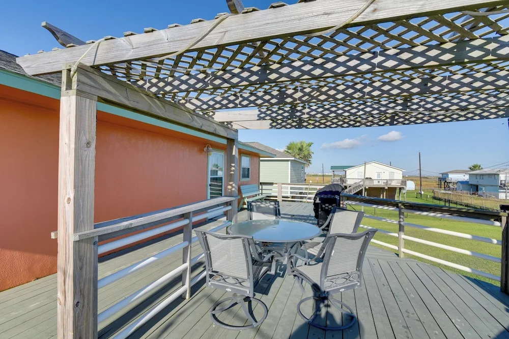 Walk to Shore & Restaurants: Surfside Beach Home!