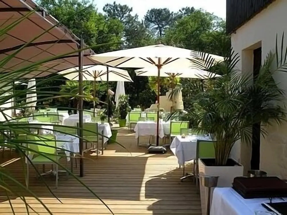 Logis Hôtels - Le Pont Bernet - Hotel 2 étoiles et restaurant