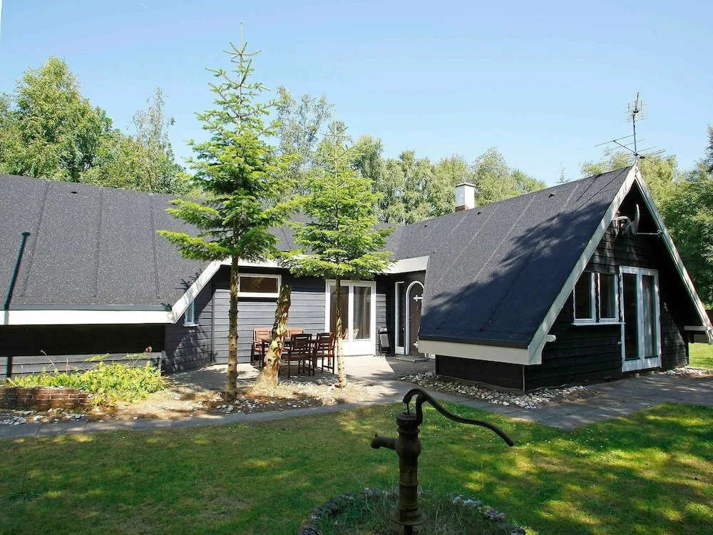 Modern Holiday Home With Indoor Whirlpool at Hals Jutland