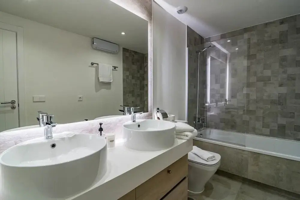Inf3.3k- Stunning City Apartment Close to Beaches