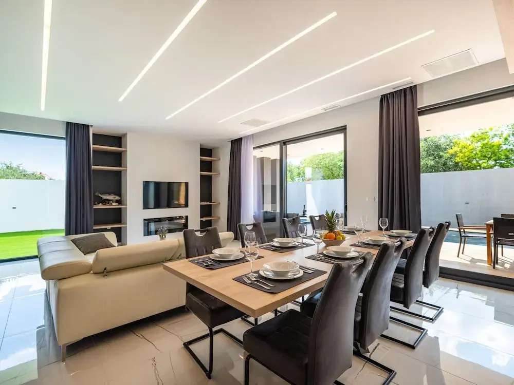 Luxury Villa With Private Indoor and Outdoor Pool
