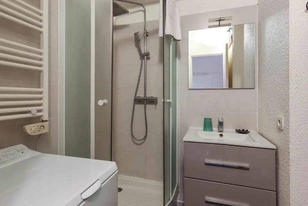 Charming flat with pool 8 min away from the beach in Antibes - Welkeys