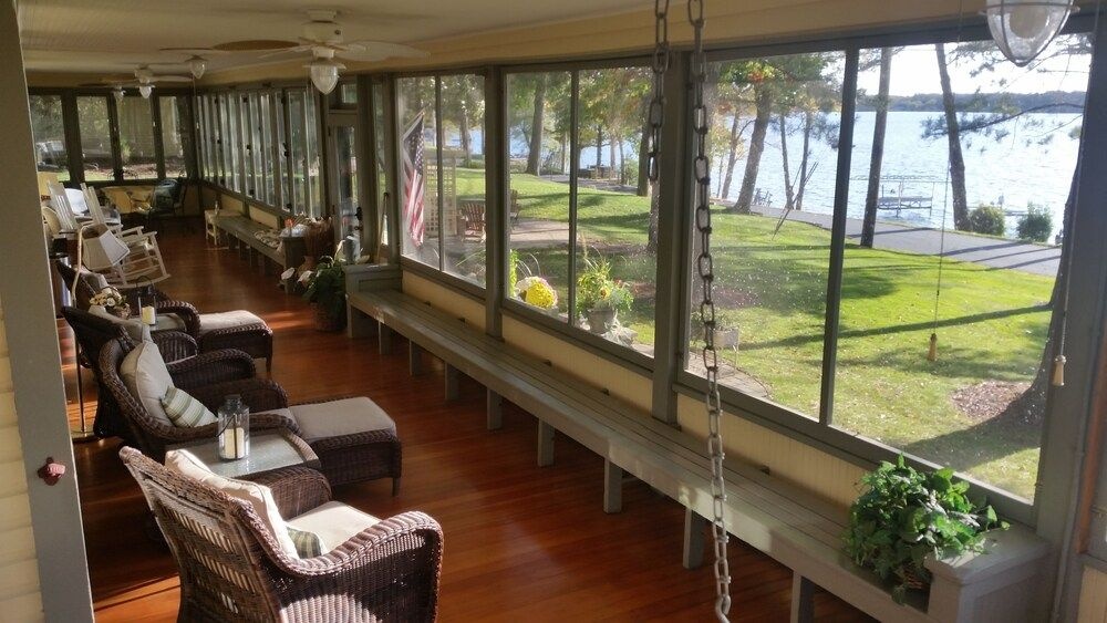 Lake Ripley Lodge w Lake Front Rooms, Grand Porch, Kayaks & Paddleboard