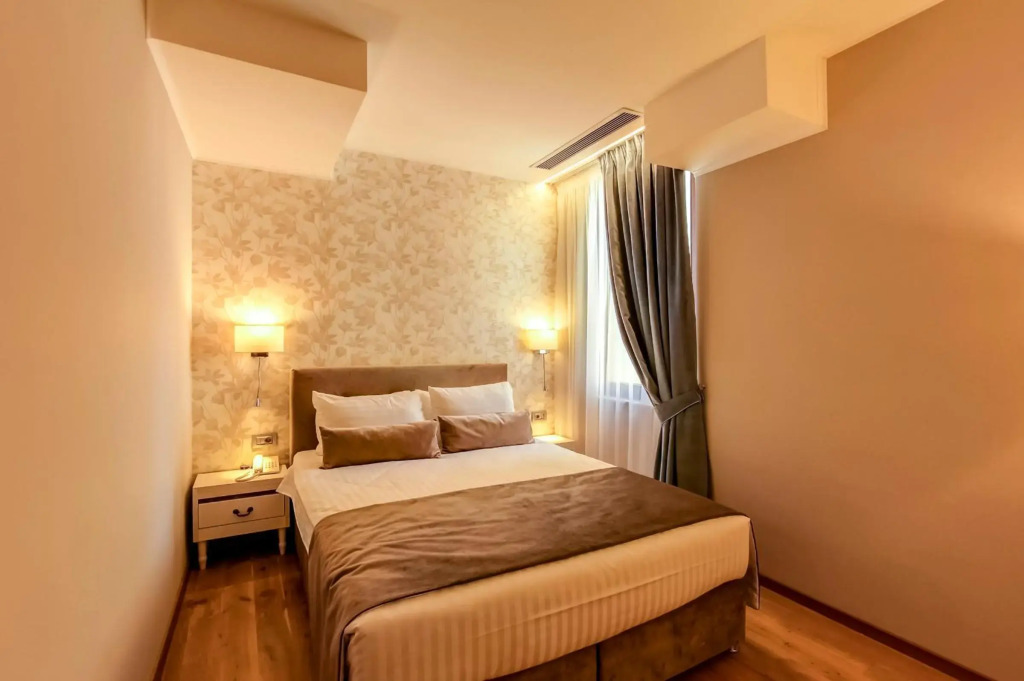 New Era Hotel Old Town - parking with fee nearby - NOT at the hotel