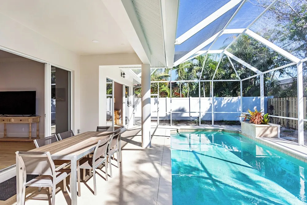 Imola: Newly Remodeled Pool Home Minutes from Vanderbilt Beach. Family-Friendly Retreat with 4 BR, 3.5 Bathrooms, and Private Screened Pool. Perfect Location Near Mercato and Naples Attractions