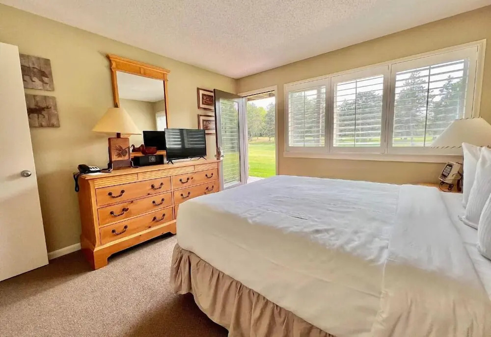 Charming 1BDR Condo w Golf Course View