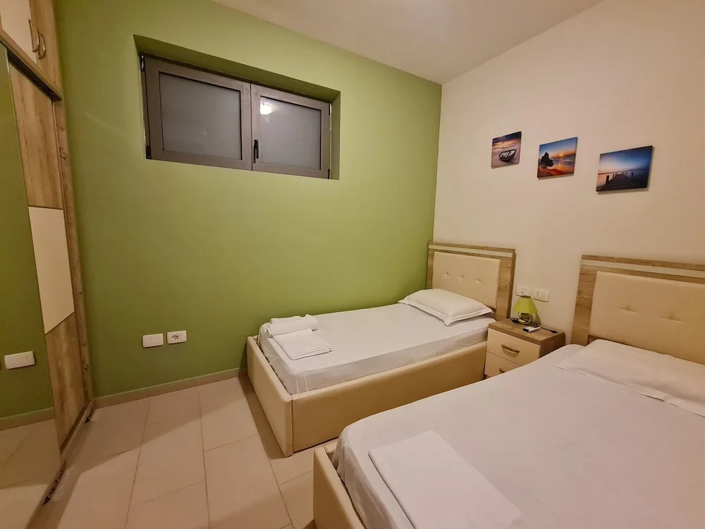 2-bedroom, Sleeps 4, Free Parking