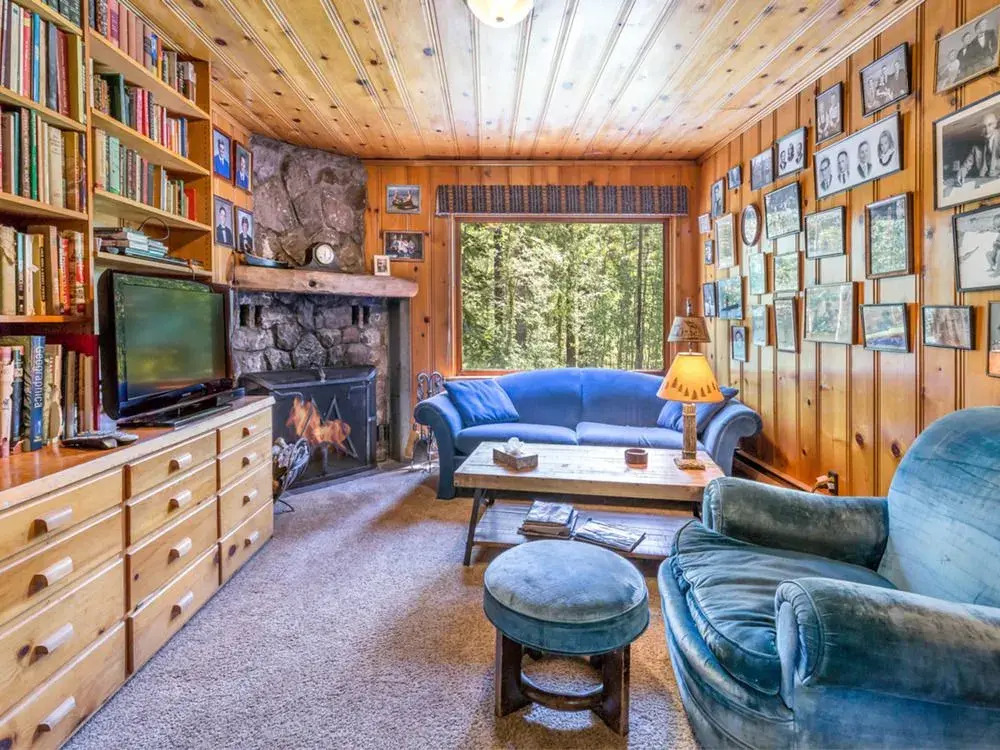 Twin Top Lakefront 6 Br Cabin by RedAwning