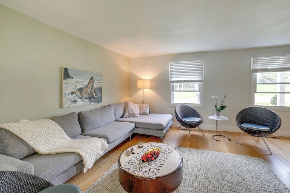 15 Mi to Pittsburgh: WFH-Friendly Home w/ Deck