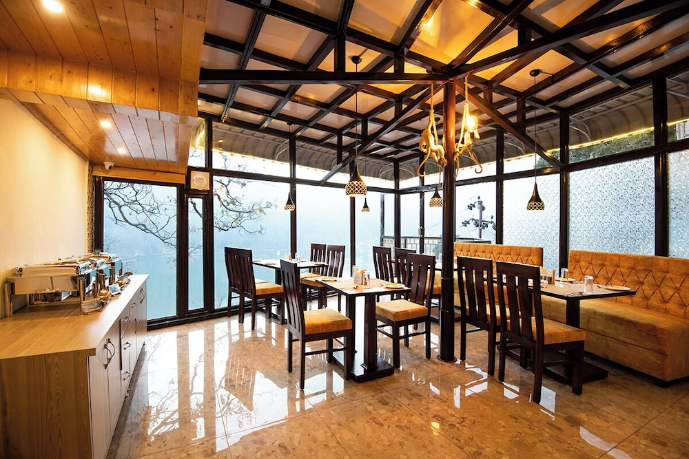 The Imperial Green (180 lake view)