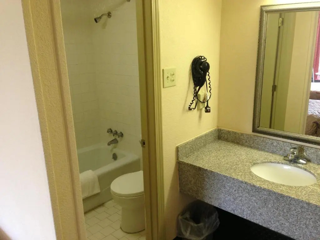 EZ Travel Inn College Station