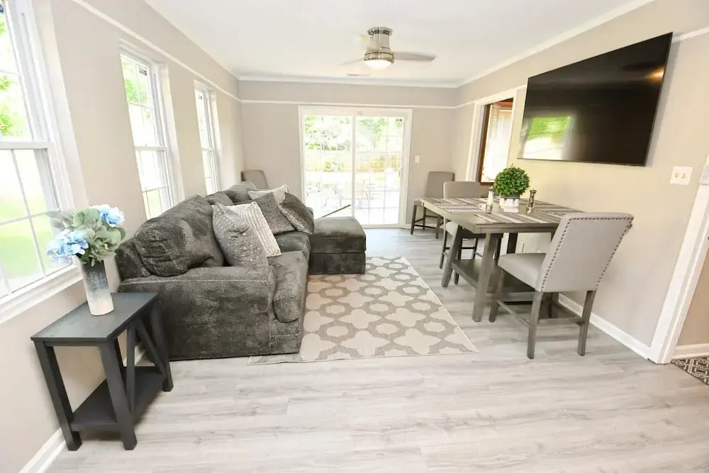 3 Blocks From Nd 3 Bedroom 2 Bath Home 1815