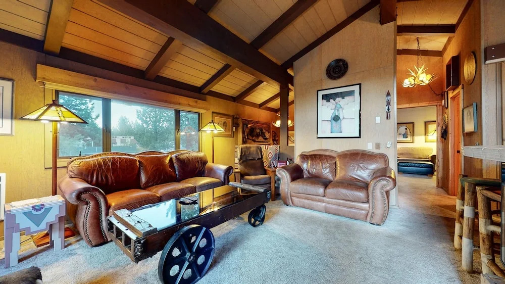 Villa de los Pinos 16 Rustic, Pet-Friendly with Gorgeous Mountain Views by RedAwning