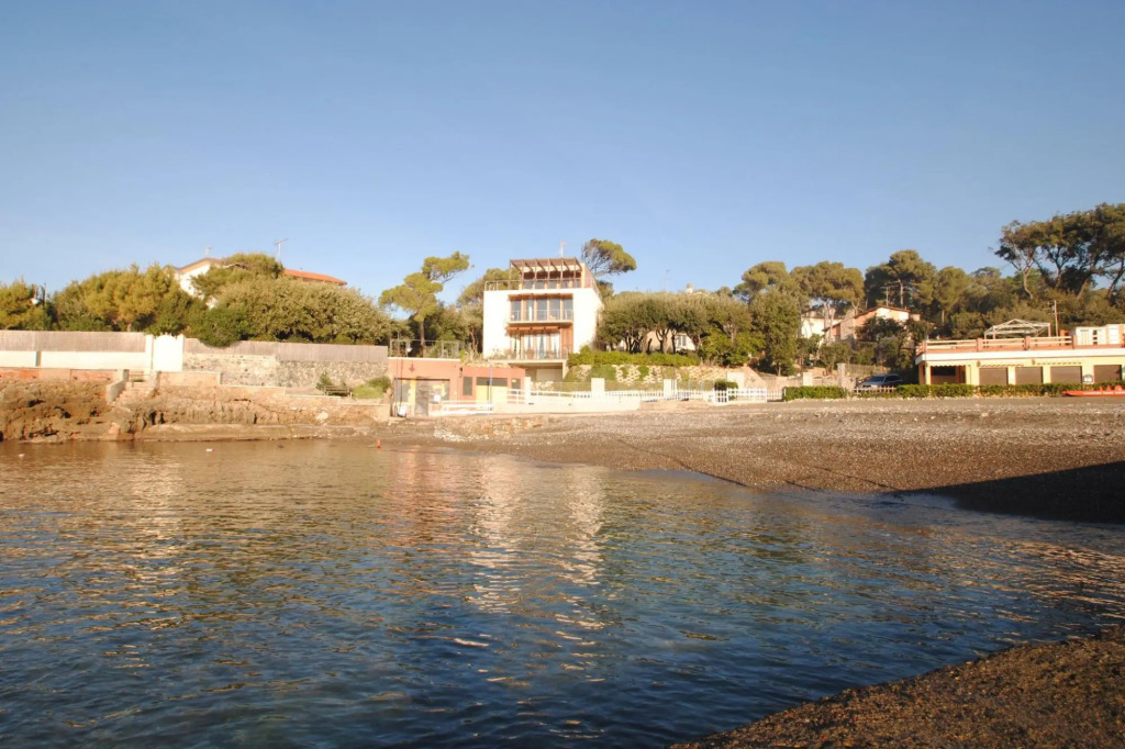 In villa on the sea, apartment on the ground floor with private garden. 6 beds. Reserved parking.-Villa L'Angolino - p.t.