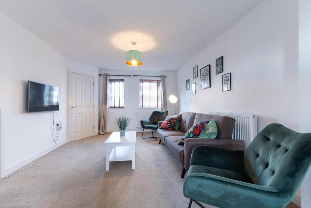 MODERN and SPACIOUS HOUSE CLOSE TO THE CITY CENTRE