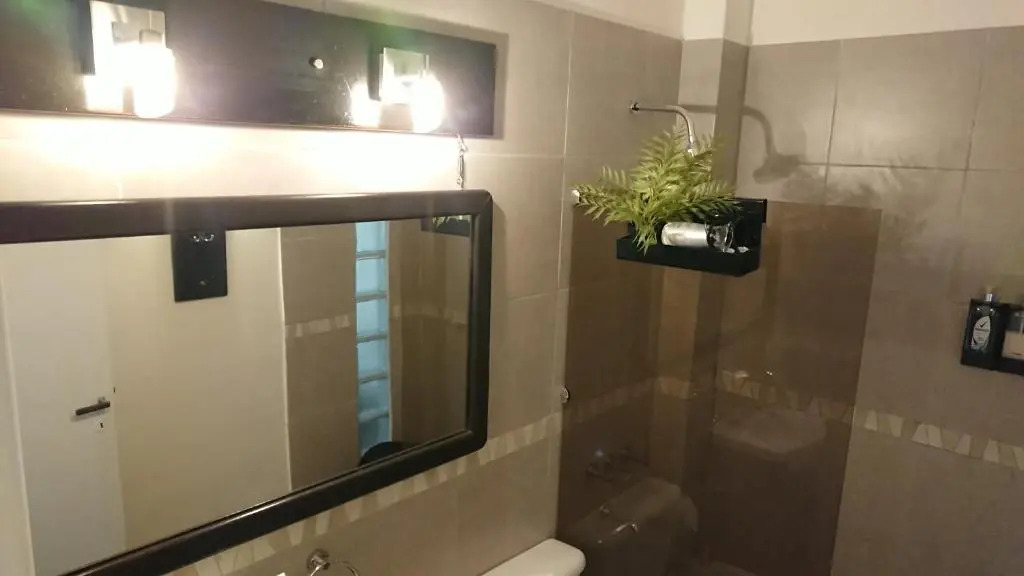 Excelente departamento con balcón a la calle sobre avenida
