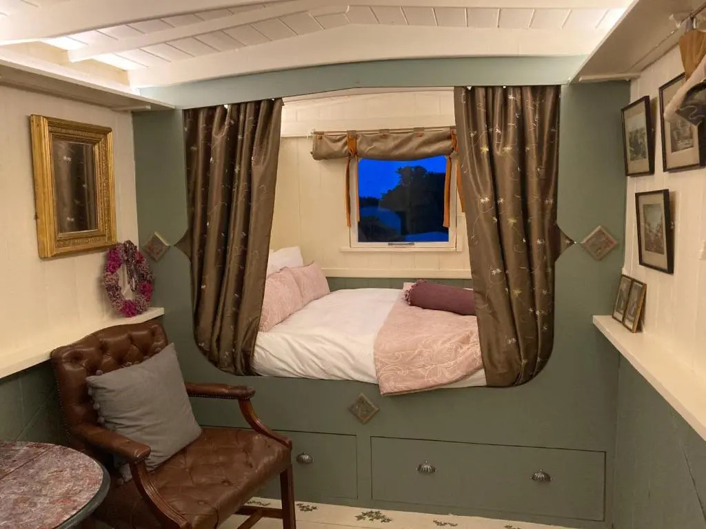 Pet Friendly - 2 Guests - Original Roadsmans Wagon