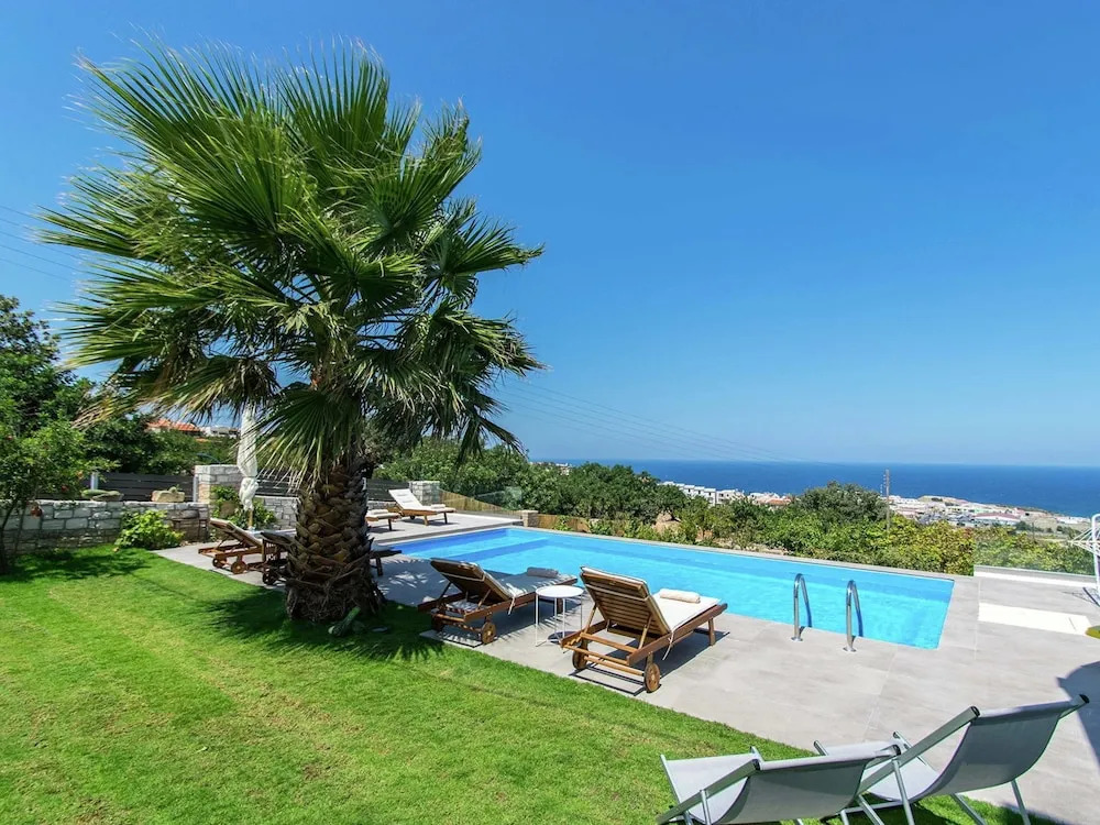 Infinity Pool Villa With Sea Views Near Rethymno City & Beach and Shaded BBQ