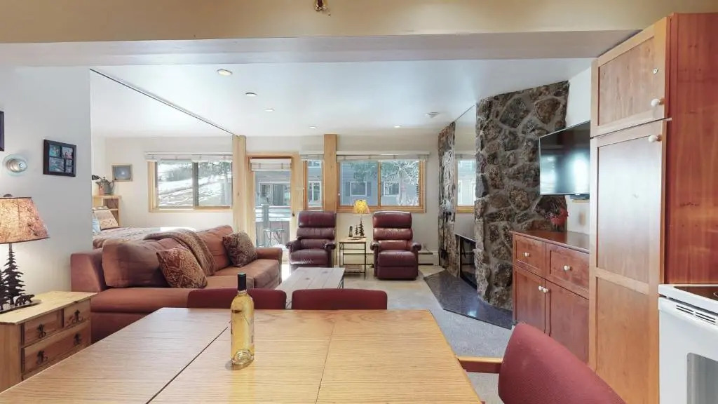 Laurelwood Condominiums Studio Premier Unit 408