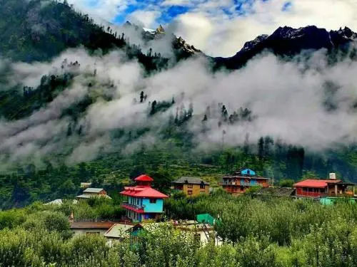 Hotel Old Smugglers with Balcony mountain view AC Hot and Cold Near to Hadimba Temple