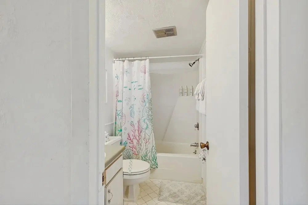 Oceanview Condo With Beach Access, Pool, Tennis Courts and Private Patio