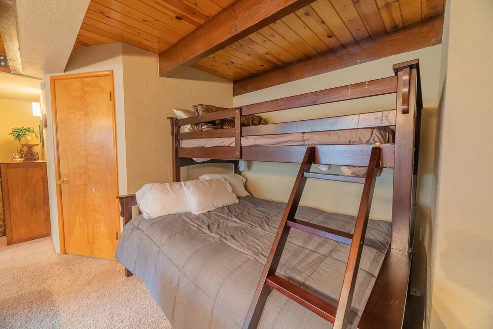 Moonridge Manor - Very Lovely Cabin In A Quiet Neighborhood With An Amazing Hot Tub! 4 Bedroom Home