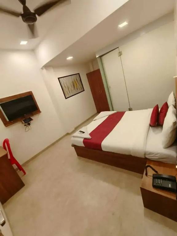 hotel beach crown juhu