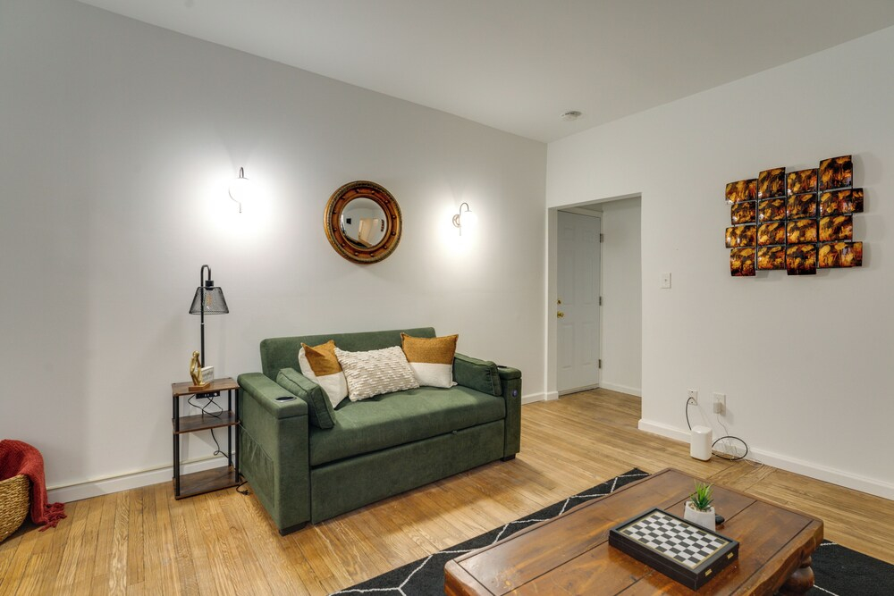 1 Mi to Comerica Park: Convenient Couple's Retreat