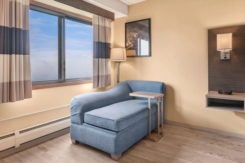Ramada by Wyndham Minneapolis Golden Valley