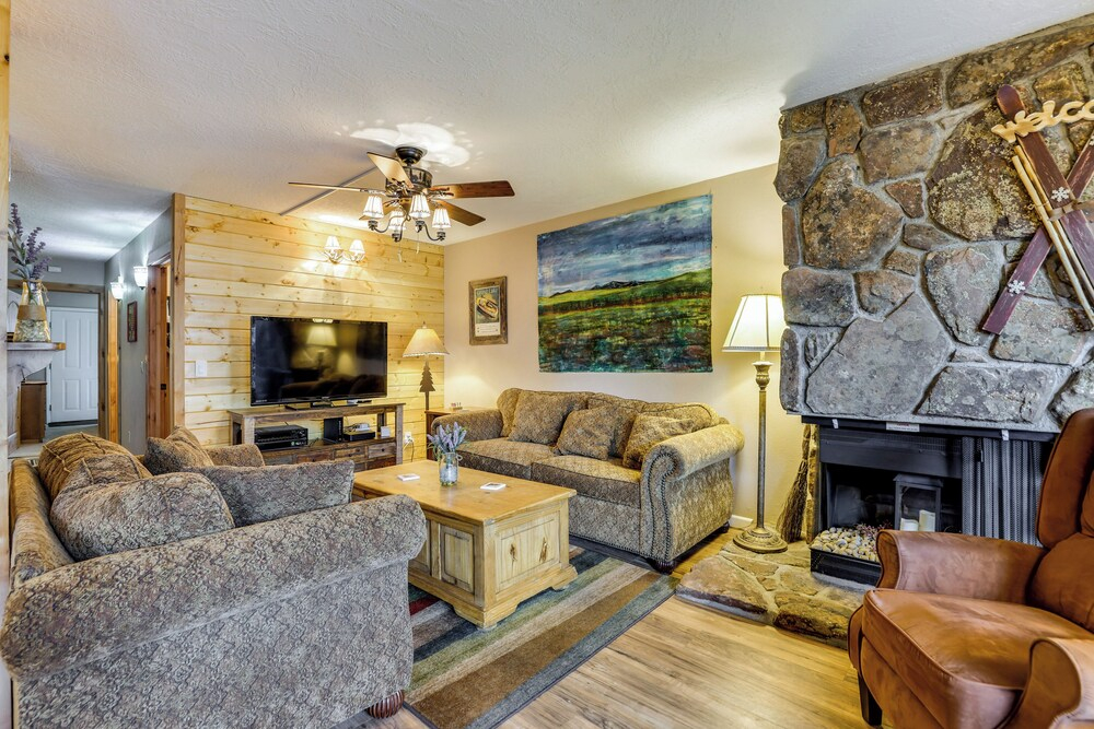 1 Mi to Marina: Frisco Condo w/ Mtn-view Balcony!