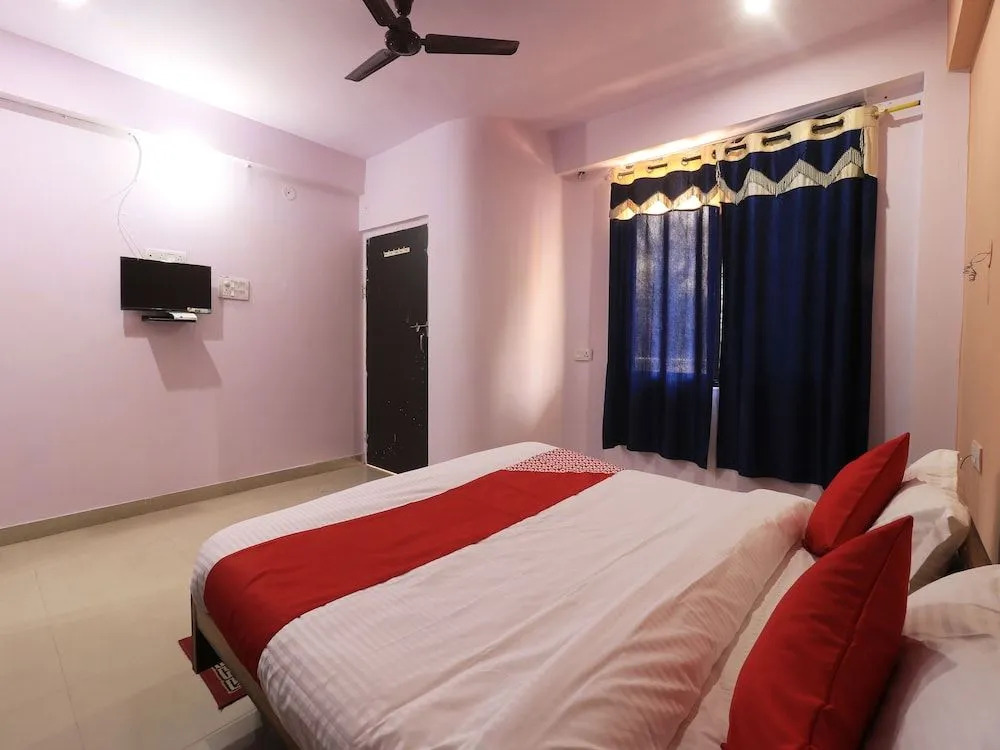OYO 28636 Roopam Places