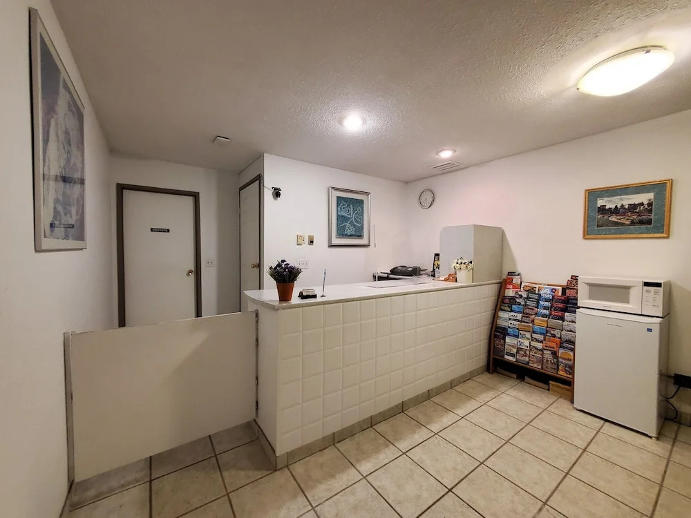 Red Roof Motor Inn