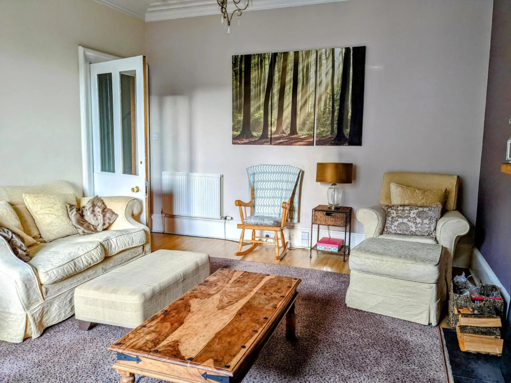 Craigowen - 4 Bed Maisonette on Historic High Street