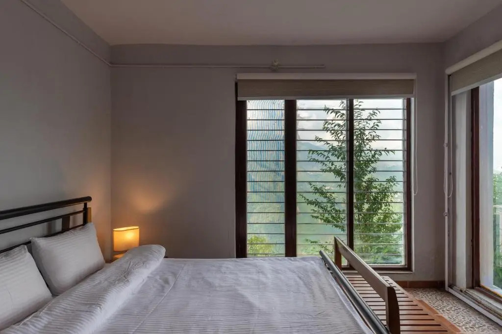 The Perch - 2bhk w panoramic hill view by Roamhome