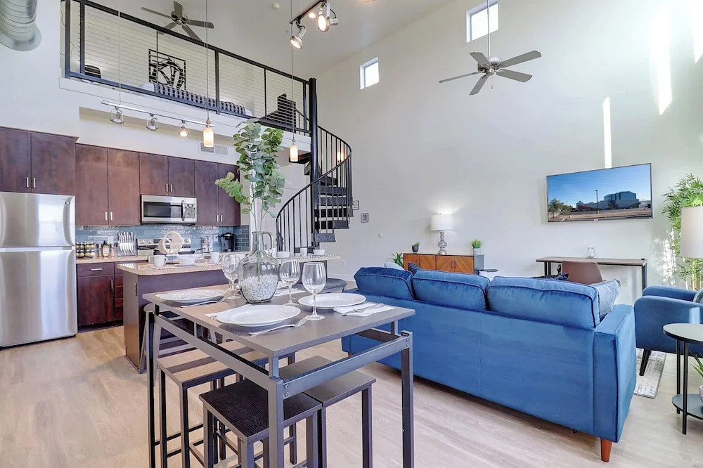 Loft with Views-King Bed-Close to Shop/Dine-Parking 4011