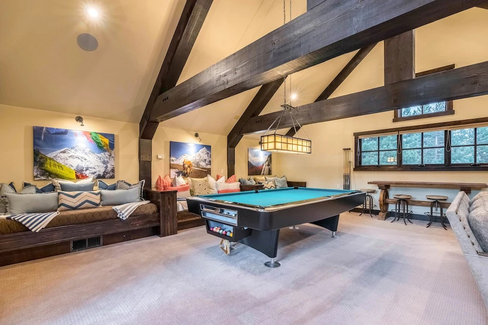 4BR Luxury Truckee Home by RedAwning