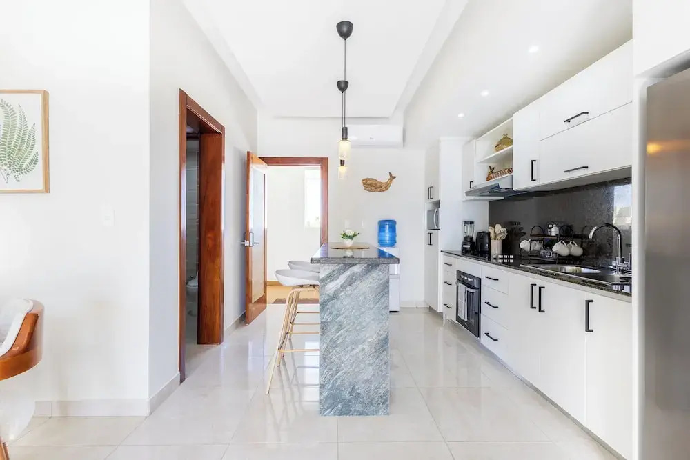 Stylish 1BR Apartment – Pool Access, Close to Beach