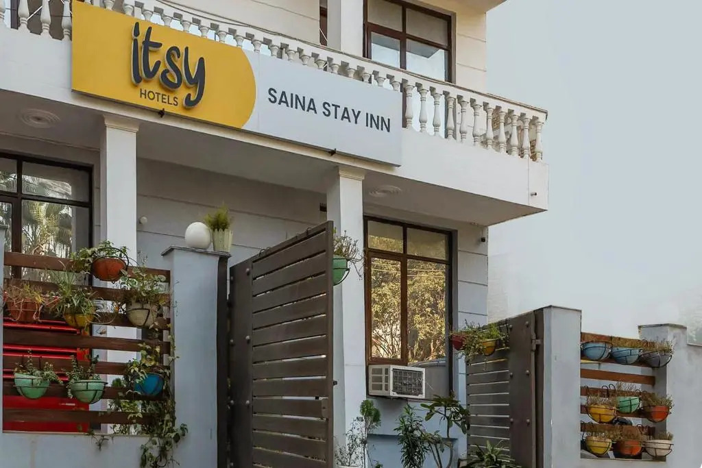 Itsy Hotels Saina Stay Near 32 Milestone