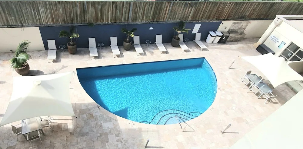 Sea Breeze Apartment - Direct Ocean Views - Top Floor