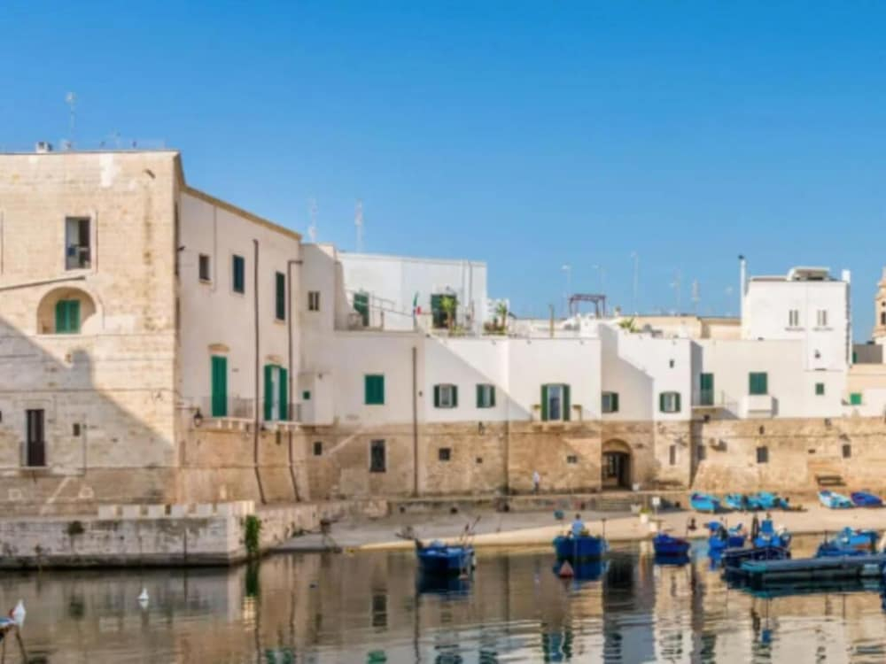 Seafront Apartments by Carlo V Castle, Monopoli Old Town - HelloAPULIA Al Castello di Amec