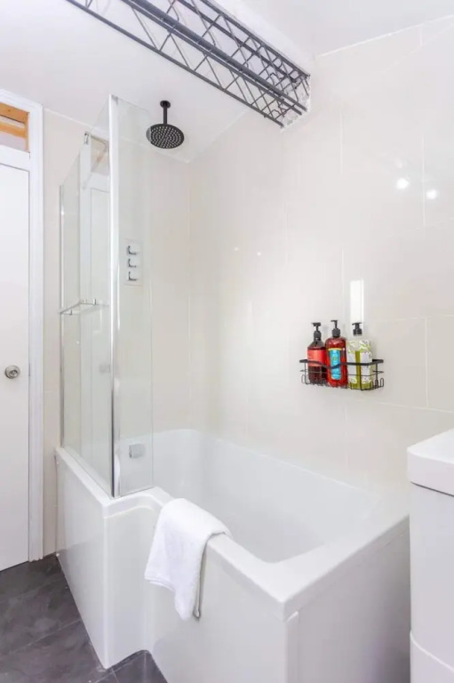 Bright 2 Bedroom House in Stratford With Garden