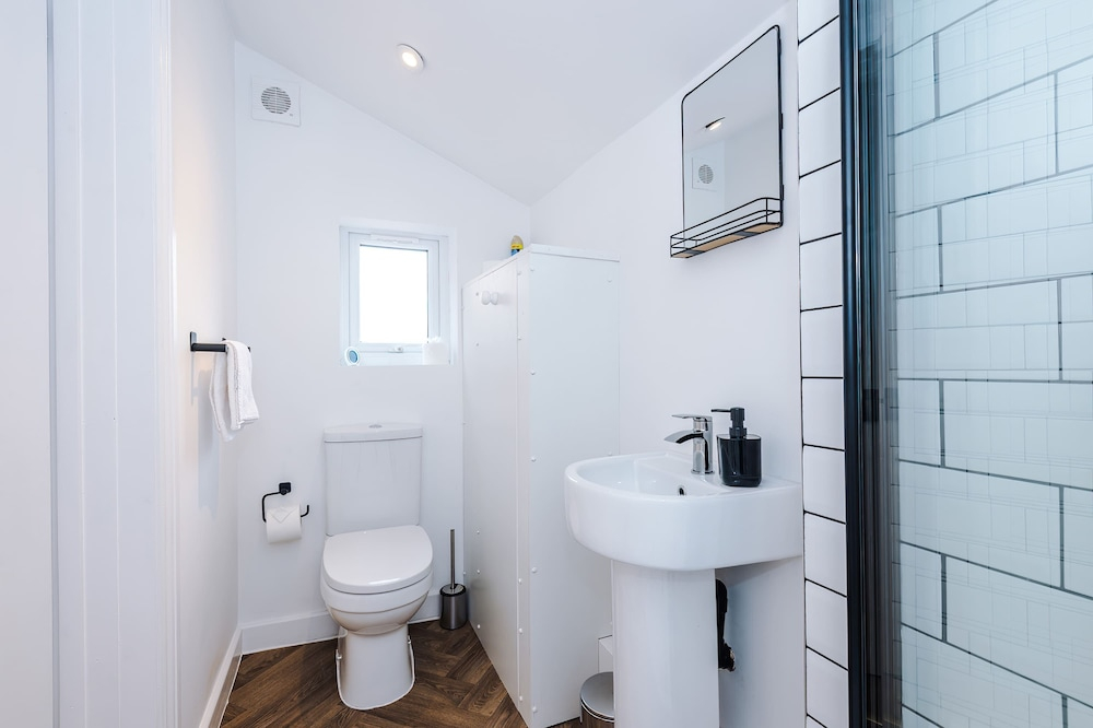 Spacious Home Ideal for Professionals Sleeps 8