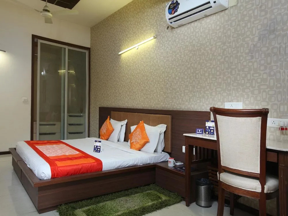 OYO 2216 Hotel Live Inn