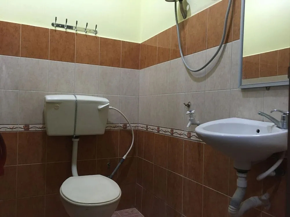 SPOT ON 89857 Azra Inn Rumah Tumpangan