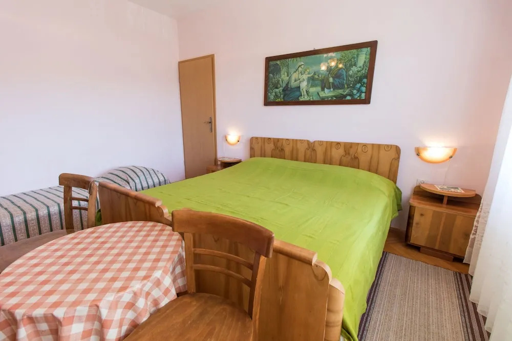Apartment and Rooms Anton
